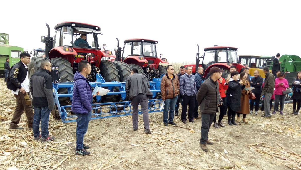 天博体育国三大型拖拉机在黑龙江省深松深耕现场演示会上大放异彩