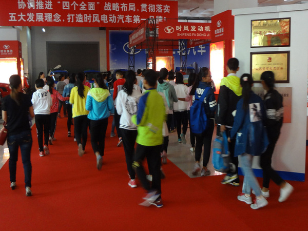 县实验小学部分小学生来天博体育科技展厅开展科普日活动