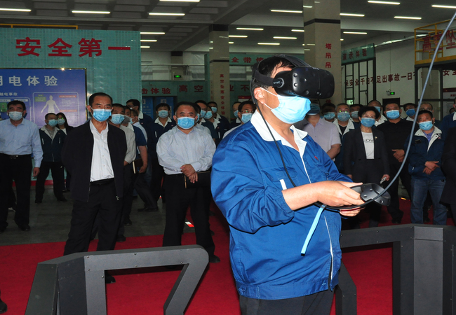 数百名公司先进员工在集数字、信息、电子、模拟于一体的智能安全体验馆进行模拟场景、事故模拟亲身体验