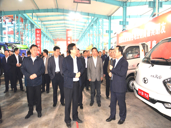 市新旧动能转换重大项目推进会天博体育集团科普教育基地进行观摩